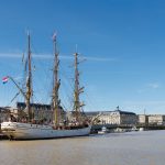 Voilier 3 mâts coque blanche à quai devant la place de la Bourse à Bordeaux (c) Arthur Péquin pour Bordeaux Métropole
