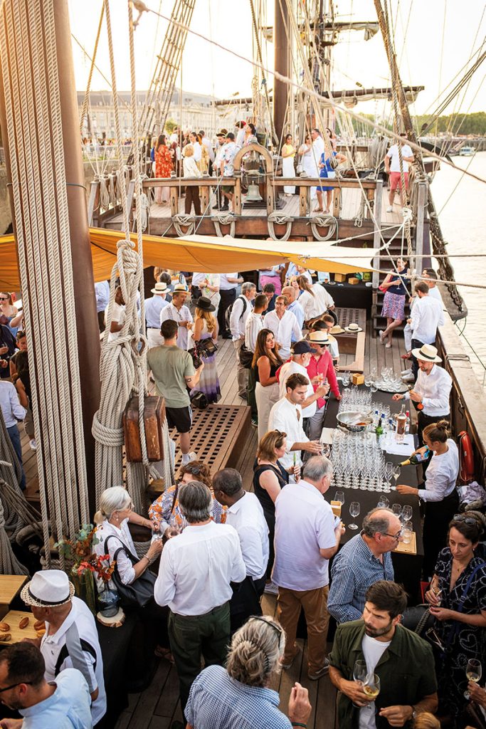Réception des mécènes sur le pont d'un bateau à voile à quai près de la Place de la Bourse à Bordeaux (c) Jean-Baptiste Menges - Bordeaux Métropole